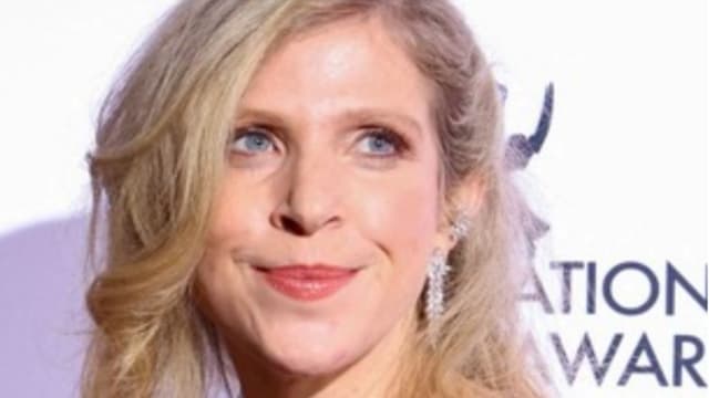 <span class="" word="イ">イ</span><span class="" word="ス">ス</span><span class="" word="ラ">ラ</span><span class="" word="エ">エ</span><span class="" word="ル">ル</span><ruby ><rb><span class="jlpt-n5" word="人">人</span></rb><rt>じん</rt></ruby><span class="" word="プ">プ</span><span class="" word="ロ">ロ</span><span class="" word="デ">デ</span><span class="" word="ュ">ュ</span><span class="" word="ー">ー</span><span class="" word="サ">サ</span><span class="" word="ー">ー</span><span class="" word="、">、</span><span class="" word="ア">ア</span><span class="" word="テ">テ</span><span class="" word="ネ">ネ</span><span class="" word="の">の</span><span class="jlpt-n5" word="ホテル">ホテル</span><span class="" word="で">で</span><ruby ><rb><span class="" word="亡">亡</span></rb><rt>な</rt></ruby><span class="" word="く">く</span><span class="" word="な">な</span><span class="" word="る">る</span>