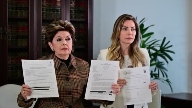 <span class="" word="ヒ">ヒ</span><span class="" word="ュ">ュ</span><span class="" word="ー">ー</span><span class="" word="・">・</span><span class="" word="ヘ">ヘ</span><span class="" word="フ">フ</span><span class="" word="ナ">ナ</span><span class="" word="ー">ー</span><span class="jlpt-n1" word="さん">さん</span><span class="" word="の">の</span><ruby><rb><span class="jlpt-n4" word="妻">妻</span></rb><rt>つま</rt></ruby><span class="" word="、">、</span><ruby><rb><span class="unknown" word="財団">財団</span></rb><rt>ざいだん</rt></ruby><span class="" word="に">に</span><ruby><rb><span class="jlpt-n5" word="写真">写真</span></rb><rt>しゃしん</rt></ruby><span class="" word="の">の</span><ruby><rb><span class="jlpt-n3" word="調査">調査</span></rb><rt>ちょうさ</rt></ruby><span class="" word="を">を</span><ruby><rb><span class="" word="求">求</span></rb><rt>もと</rt></ruby><span class="" word="め">め</span><span class="" word="る">る</span>