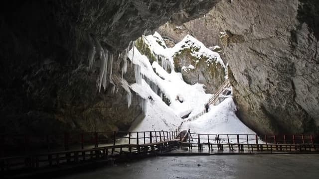 <ruby><rb><span class="jlpt-n3" word="氷">氷</span></rb><rt>こおり</rt></ruby><span class="" word="の">の</span><ruby><rb><span class="" word="洞">洞</span></rb><rt>どう</rt></ruby><span class="" word="く">く</span><span class="" word="つ">つ</span><span class="" word="で">で</span><ruby><rb><span class="" word="見">見</span></rb><rt>み</rt></ruby><span class="" word="つ">つ</span><span class="" word="か">か</span><span class="" word="っ">っ</span><span class="" word="た">た</span><ruby><rb><span class="" word="古">古</span></rb><rt>ふる</rt></ruby><span class="" word="い">い</span><ruby><rb><span class="jlpt-n1" word="細菌">細菌</span></rb><rt>さいきん</rt></ruby><span class="" word="は">は</span><ruby><rb><span class="jlpt-n5" word="薬">薬</span></rb><rt>くすり</rt></ruby><span class="" word="に">に</span><ruby><rb><span class="" word="強">強</span></rb><rt>つよ</rt></ruby><span class="" word="い">い</span>