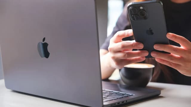 <span class="" word="ア">ア</span><span class="" word="ッ">ッ</span><span class="" word="プ">プ</span><span class="" word="ル">ル</span><span class="" word="の">の</span><ruby ><rb><span class="" word="新">新</span></rb><rt>あたら</rt></ruby><span class="" word="し">し</span><span class="" word="い">い</span><ruby ><rb><span class="" word="安">安</span></rb><rt>やす</rt></ruby><span class="" word="い">い</span><span class="" word="M">M</span><span class="" word="a">a</span><span class="" word="c">c</span><span class="" word="B">B</span><span class="" word="o">o</span><span class="" word="o">o</span><span class="" word="k">k</span><span class="" word="は">は</span><span class="" word="、">、</span><span class="" word="ウ">ウ</span><span class="" word="ォ">ォ</span><span class="" word="ル">ル</span><span class="" word="マ">マ</span><span class="" word="ー">ー</span><span class="" word="ト">ト</span><span class="" word="の">の</span><ruby ><rb><span class="jlpt-n3" word="販売">販売</span></rb><rt>はんばい</rt></ruby><span class="" word="か">か</span><span class="" word="ら">ら</span><ruby ><rb><span class="" word="学">学</span></rb><rt>まな</rt></ruby><span class="" word="ん">ん</span><span class="" word="だ">だ</span>